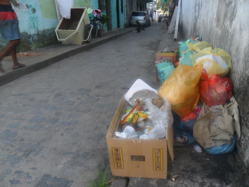 Esse amontoado de lixo estava há dias sem ser recolhido no bairro do Pontal, mais precisamente no chamado Beco do Cierg. Moradores reclamavam, pois tal estava atraindo ratos e insetos. Cadê a secretaria municipal competente? Foto: Paulo César Coutinho.