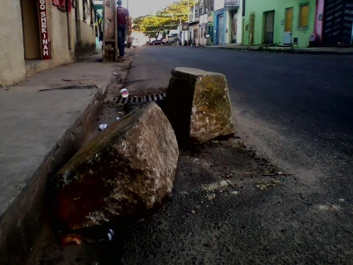 Em alguns trechos da avenida princesa isabel, em Ilhéus, após os serviços de recapeamento asfáltico, uma leitora afirma que moradores colocaram pedras em frente as suas casas, levando sérios riscos de acidente para condutores de veículos, motociclistas e ciclistas. caberia à secretaria municipal competente fiscalizar tal situação e providenciar em caráter de urgências as suas retiradas.