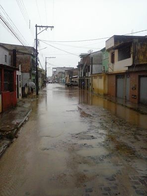 Esse é o estado da rua Bela Vista, no bairro do nelson Costa, zona sul d Ilhéus, após qualquer chuva mais intensa.  Como é possível ver, muita água fica empoçada, além de grande concentração de barro e areia. Os moradores pedem á secretaria municipal competente uma intervenção no local. Foto: Leonardo Leite.