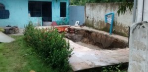 Ladrões invadiram casa e levaram a piscina.