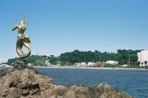 Uma delas é a praia do Malhado, nas proximidades da escultura da sereia.