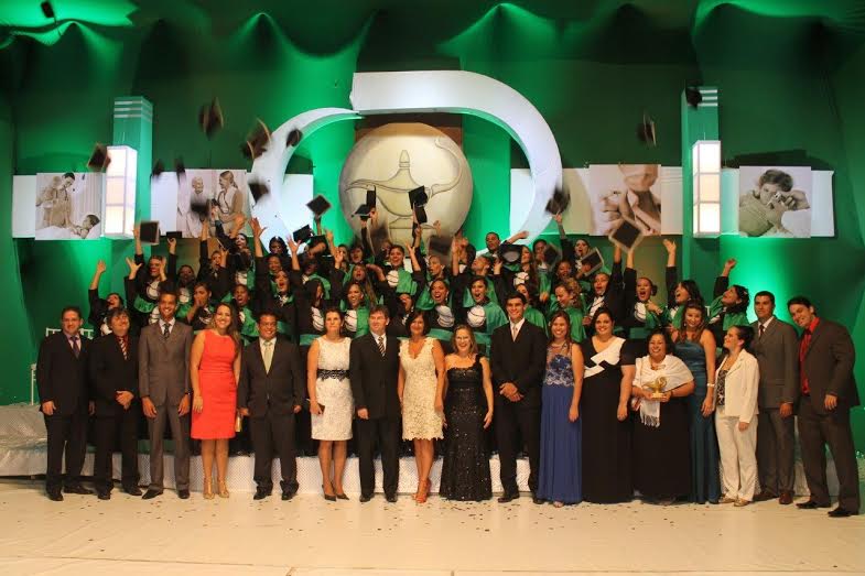 Novos Bacharéis em Enfermagem, professores, diretores e homenageados.