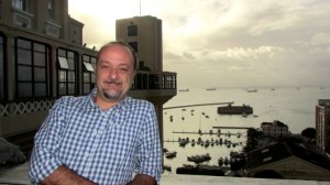 Vincenzo Cambria, italiano radicado no Rio de Janeiro, tem ampla experiência na área, com destaque para o projeto de pesquisa comunitária no Complexo da Maré, no Rio de janeiro.