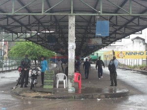 Terminal Urbano sem ônibus no início da manhã dessa quarta-feira.