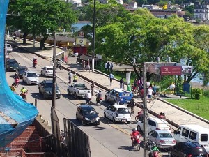 Acidente envolvendo uma moto e uma senhora de aproximadamente 60 anos deixa o trânsito lento na Avenida Lomanto Junior, no Pontal, zona sul de Ilhéus. Segundo informações, a senhora foi atravessar a avenida e a moto a atropelou vindo a falecer no local. O motoqueiro sofreu escoriações e foi socorrido pelo SAMU. A senhora encontra-se ainda no local. O acidente ocorreu próximo à entrada do restaurante O Chinaê, sentido Centro. Agentes de trânsito e a polícia militar estão no local para controlar o tráfego. 