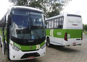 Por falta de pagamento, ônibus estão impossibilitados de levar universitários de Itacaré. Foto: Itacaré notícias.