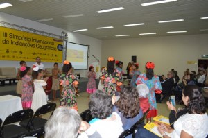 Apresentação de maculelê e samba de roda, realizada por crianças da ONG Grupo Fé e Alegria. Foto: Divulgação.