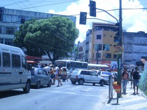 Alô, alô superintendência de trânsito de Ilhéus, quase todos os semáforos instalados na cidade estão desligados ou somente piscando em amarelo, e nenhum agente de trânsito é visto para ordenar o fluxo de veículos. Vamos organizar a coisa, senão fica difícil, principalmente nessa hora de pico. Foto: Larissa Paixão.