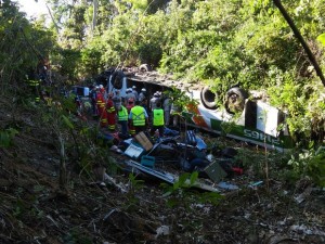 Ônibus com 31 passageiros e um motorista,  capotou e caiu em ribanceira. Foto: Reprodução/TV Gazeta.