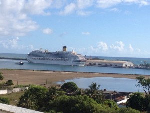 O transatlântico Costa Favolosa, da Costa Cruzeiros, atracou no Porto de Ilhéus por volta das 07hs, desta linda quarta-feira ensolarada. O navio possui 17 decks e 1.508 cabines, com capacidade para 3.800 passageiros e 1.110 tripulantes, além de também oferecer 13 bares, cinco restaurantes, quatro piscinas, cinco jacuzzi, cassino, cinema, lojas, biblioteca e inúmeras outras atrações. 