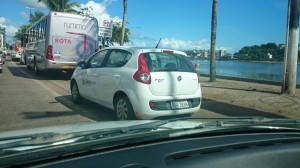 Uno branco pertencente a frota de veículos oficiais da prefeitura de Ilhéus, foi flagrado cometendo infração de trânsito. No caso, como é possível ver, trafegando irregularmente na via direita, exclusiva para ônibus, vans escolares e táxi, levando riscos para aqueles que buscam obedecer às leis e tripudiando das autoridades competentes. Fato, aliás, que se sucedeu na manhã de hoje, na avenida Lomanto Júnior, zona sul da cidade. A imagem foi registrada por um leitor e enviada à nossa redação. E aí Sutrans, vai multar?