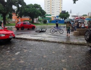 Um Volkswagen Gol, vermelho, colidiu agora há pouco com uma moto Honda Bros de cor preta, na avenida Canavieiras, em Ilhéus. Felizmente, não houve vítima fatal. Uma equipe do Samu prestou atendimento ao jovem, que foi levado ao Hospital Regional de Ilhéus. Foto: Ilhéus24h.