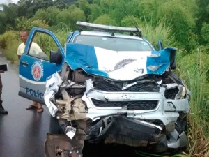 Viatura ficou com frente destruída em batida Foto: Bahia Hoje.