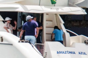 Dilma passeia de lancha com a família no litoral da Bahia (Foto: Ed Ferreira/Estadão Conteúdo)