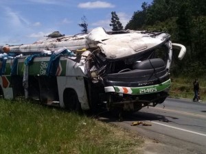 Acidente com ônibus deixa mortos e feridos na BR-101, na Serra. Foto: Josimar Oscar/ VC no ESTV.
