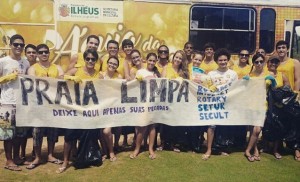 A prefeitura apoiou o ato com a disponibilização de transporte, água, camisetas e cartazes, somente. Foto: Divulgação.