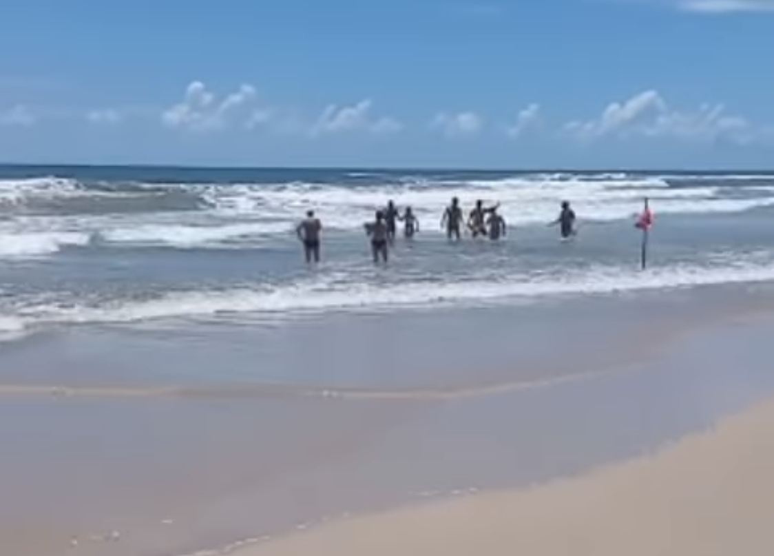 Salva Vidas Resgata VÍtima De Afogamento Em Praia Da Zona Sul De IlhÉus IlhÉus 24h Porque A 7399